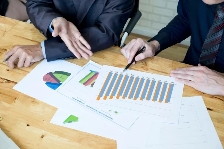 business-team-discussing-their-ideas-office-working-collaborate-together-analysis-chart_1421-635