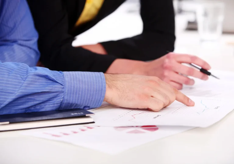 hands-businessman-table_144627-786