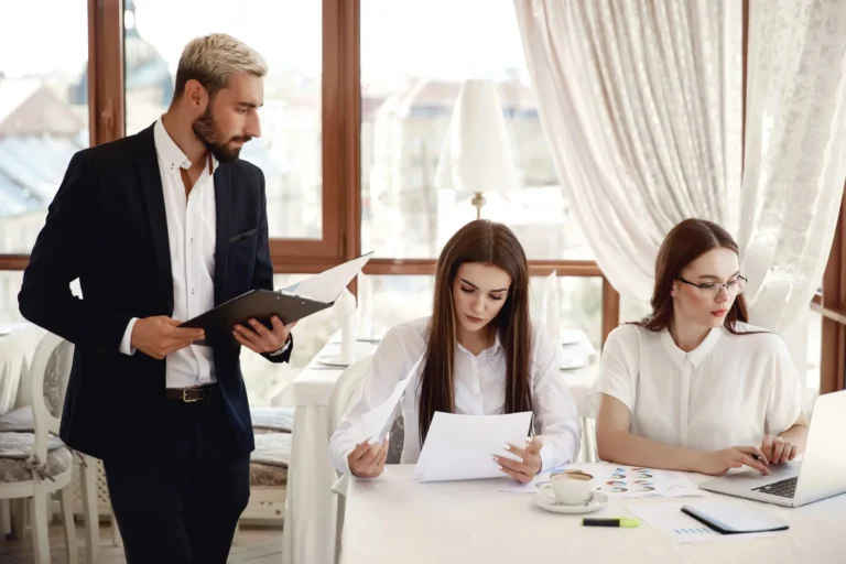 handsome-restaurant-inspector-with-documents-two-women-assistants_8353-10561