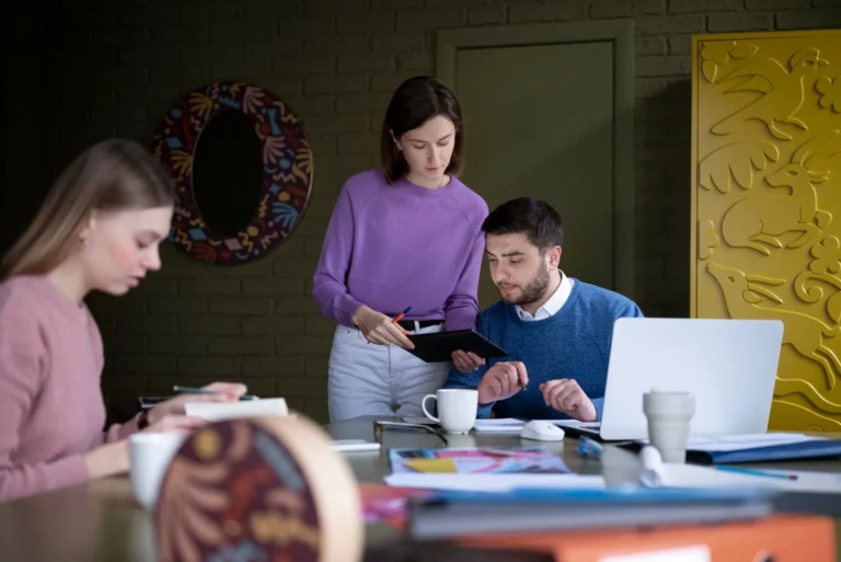 medium-shot-people-working-office_23-2149345227