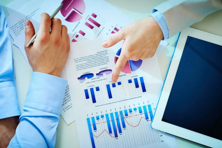 top-view-workmates-talking-about-bar-chart_1098-338